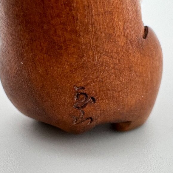 Ojime Bead Netsuke Hand-Carved Wooden Mouse Reading a Book Signed Figurine - Picture 5 of 9